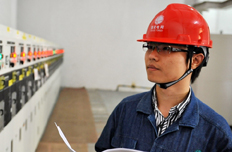 工人正在檢查運行