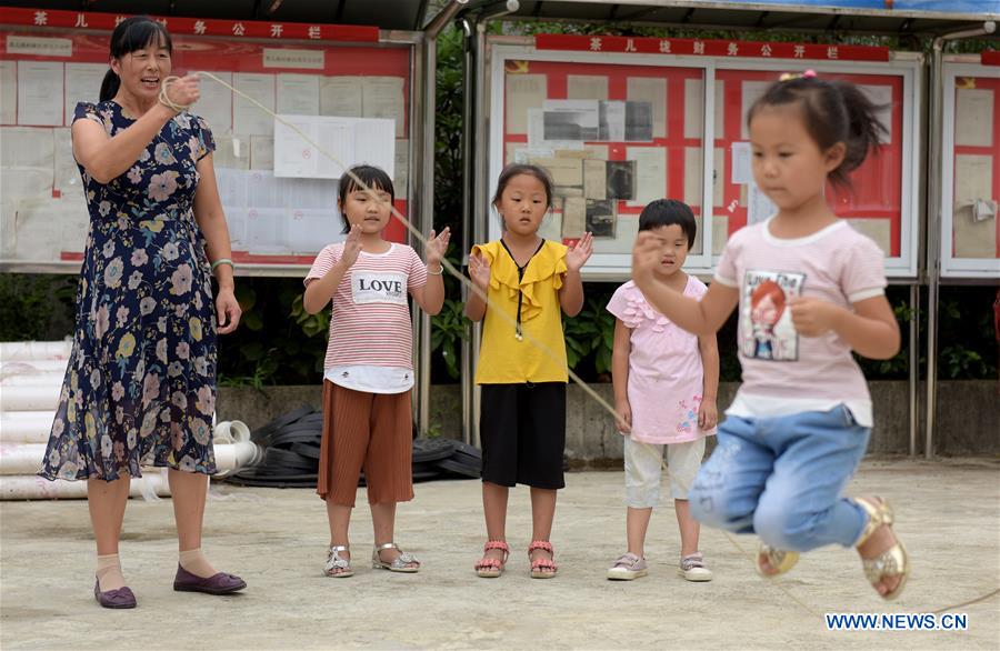 CHINA-ANHUI-HUANGSHAN-MINI SHCOOL-TEACHER (CN)