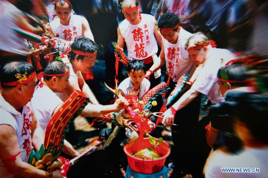 CHINA-MACAO-FISHMONGER-TRADITIONAL DRUNKEN DRAGON DANCE (CN)