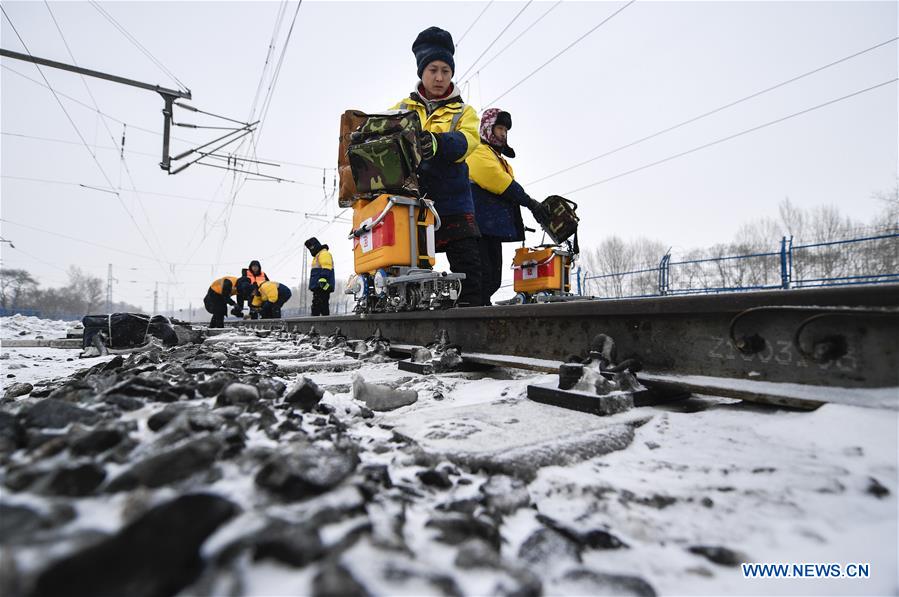 CHINA-CHANGCHUN-SPRING FESTIVAL TRAVEL RUSH-RAILWAY-WORKER (CN)