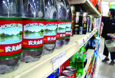 觀察一:被指生產(chǎn)標準不如自來水 違規(guī)還是鉆空子?