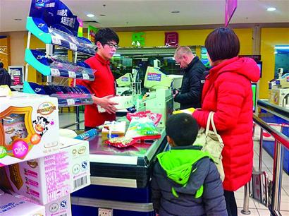 樂購員工稱內(nèi)部盜竊罰款達百倍 負責(zé)人稱記不清