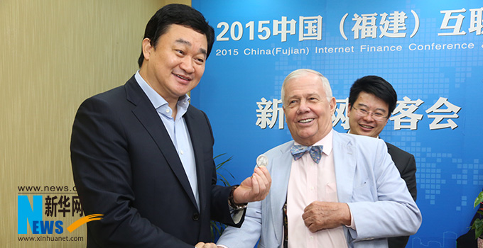 羅杰斯參加思客會,與新華網(wǎng)董事長、總裁田舒斌親切交談。