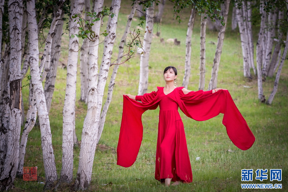 她從白樺林中走來