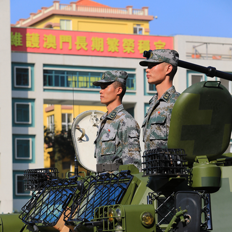 霓虹燈下的蓮花衛士——記駐澳門部隊某裝甲步兵連