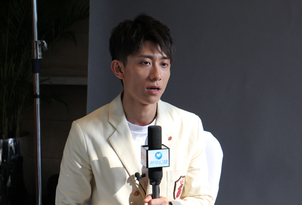 國(guó)有棟梁，大愛(ài)無(wú)疆；爾如嫩草，小愛(ài)芬芳。