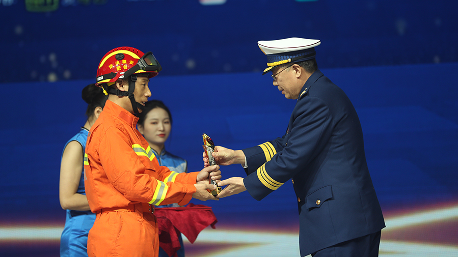 羅永強(qiáng)為“逆火英雄”陳三喜頒獎(jiǎng)