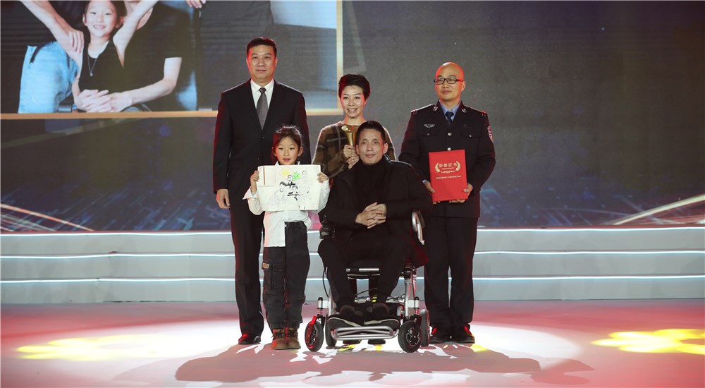 頒獎嘉賓為第三位年度感動人物張海林、朱丹丹夫婦頒獎