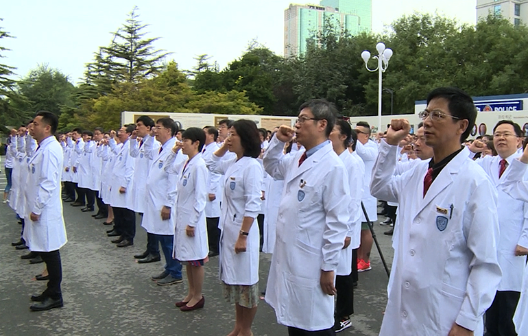 致敬偉大改革｜對話40年，講述身邊的健康故事（第二十集）——設(shè)立醫(yī)師節(jié)，醫(yī)務(wù)人員有了自己的節(jié)日