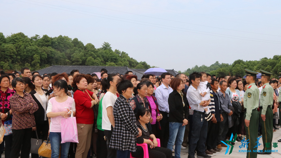 ↑資料圖片：張超烈士骨灰安葬儀式現場，岳陽的父老鄉親紛紛來給張超送別。