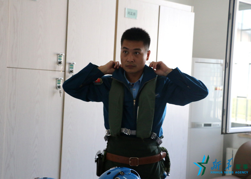 ↑資料圖片：張超嚴格按規定著裝參加飛行訓練。