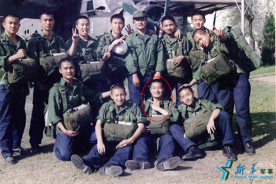 資料圖片:跳傘前合影留念。 資料圖片:跳傘前合影留念。