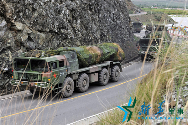 ↑向疏散隱蔽地域實施高速機動。（宋來蕤攝）