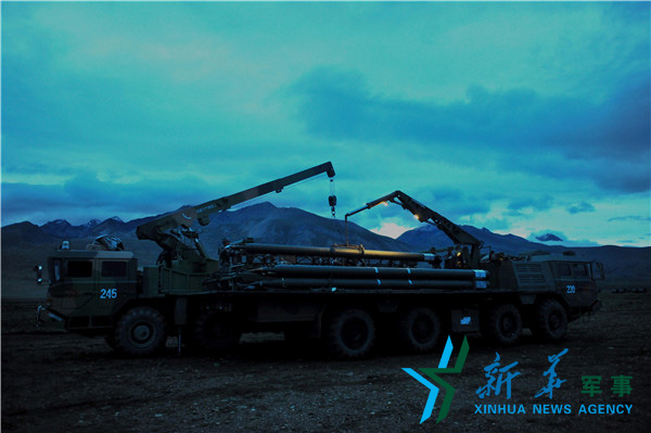 ↑昏暗條件下錘煉官兵火箭彈調裝技能 。（宋來蕤攝）