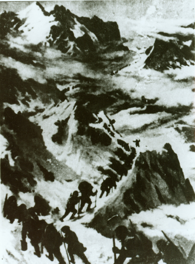 ↑資料圖片:紅軍過打鼓山。(圖片由陸軍第16集團軍某紅軍團提供) ↑資料圖片:紅軍過打鼓山。(圖片由陸軍第16集團軍某紅軍團提供)