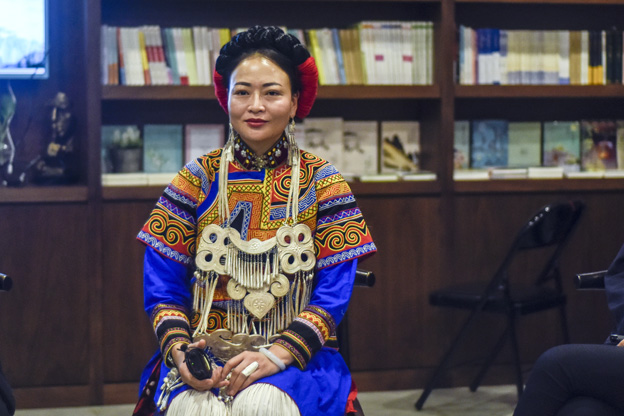 阿牛阿呷：對彝族姑娘來說，胎教就是彝族的刺繡文化，但是當(dāng)我們走出來，我們覺得我們對其他支系的服飾知識了解太少了，需要學(xué)習(xí)的很多，所以開辦了這個專業(yè)。