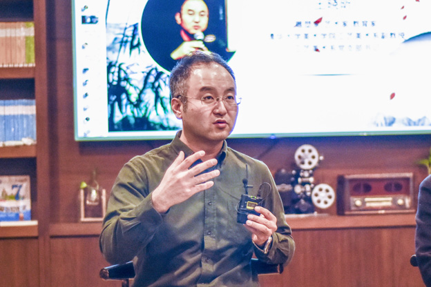 王曉昕：語言問題其實是非遺傳承所面臨的一個普遍問題。非遺傳承人可能有很好的技藝，但是因為語言問題沒有辦法與外面的人交流，就失去了傳承的機(jī)會。