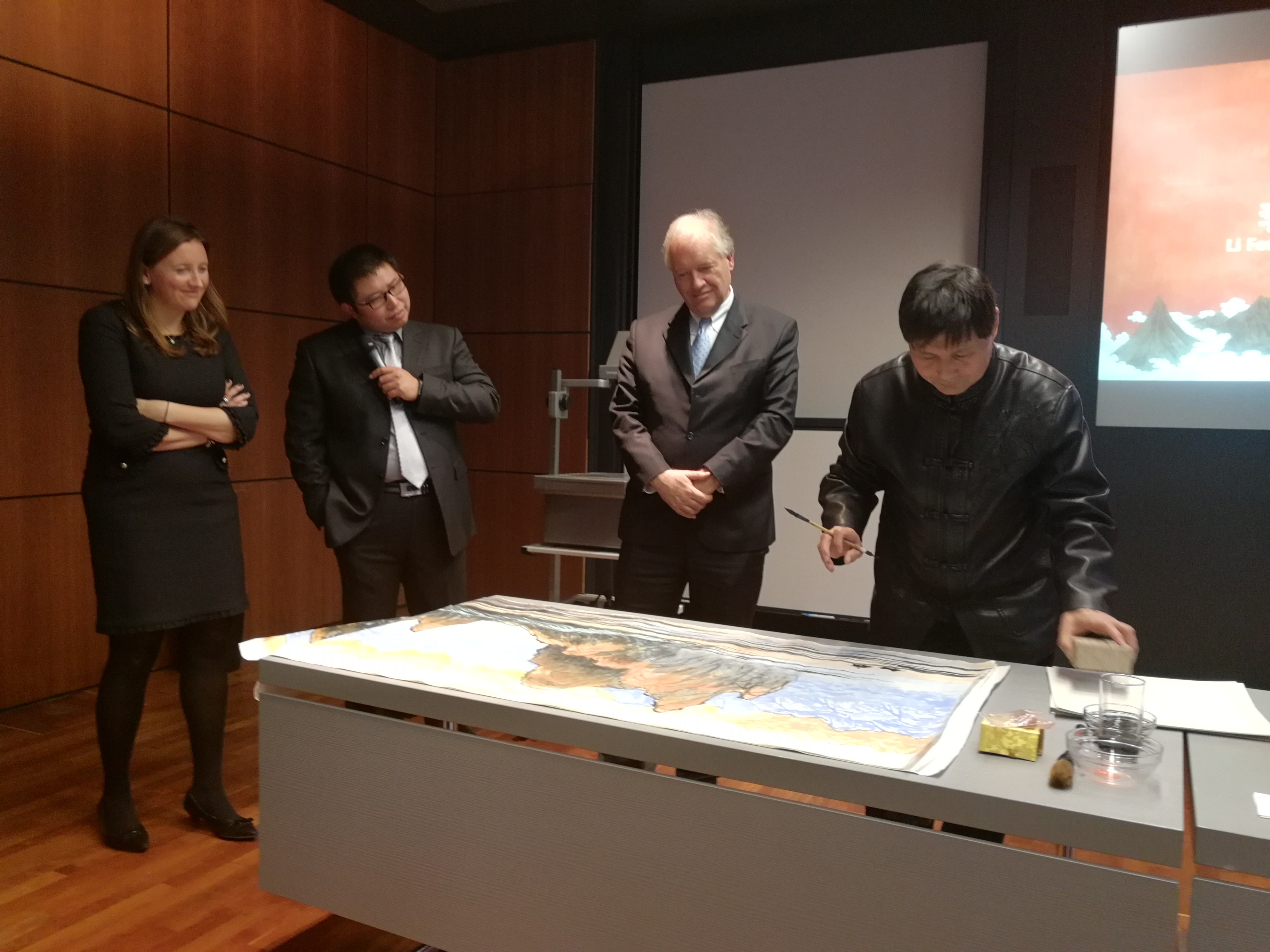 作為一個藝術(shù)家，我也要為這個國家和社會做一點自己的貢獻。在這次跨國文化交流活動中，作為唯一的隨團畫家，我創(chuàng)作出了多幅以“一帶一路”為主題的中國畫。