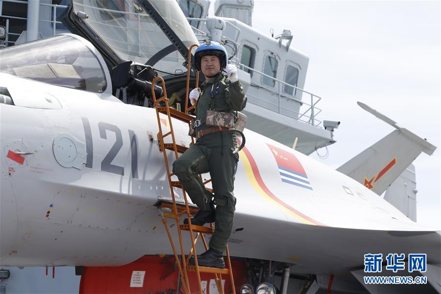 (十九大代表風(fēng)采·圖文互動(dòng))(1)殲—15飛行員曹先建:開創(chuàng)重傷后重返海天的奇跡