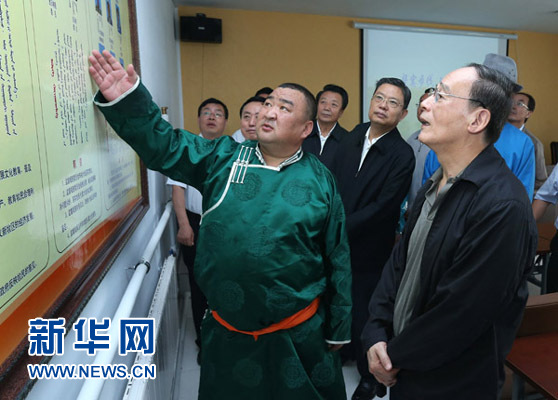 這是7月3日，王岐山在巴彥德力格爾嘎查“兩委”活動(dòng)室了解基層黨建情況。新華社記者 龐興雷 攝