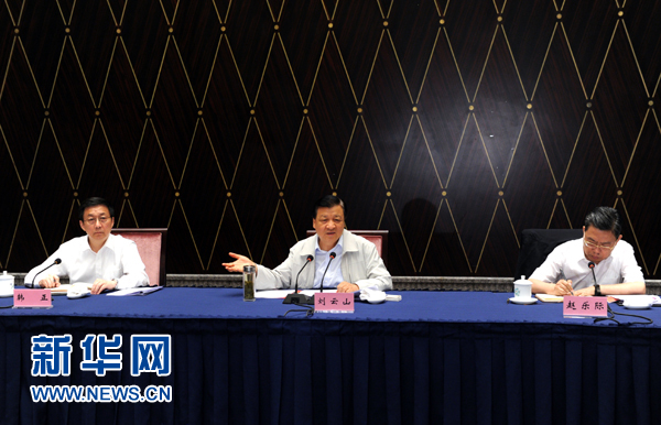 部分省區(qū)市教育實(shí)踐活動(dòng)工作座談會(huì)近日先后在西寧、上海召開(kāi),中共中央政治局常委、中央黨的群眾路線教育實(shí)踐活動(dòng)領(lǐng)導(dǎo)小組組長(zhǎng)劉云山出席并講話。這是7月23日,劉云山出席上海座談會(huì)并講話。新華社記者 饒愛(ài)民 攝 部分省區(qū)市教育實(shí)踐活動(dòng)工作座談會(huì)近日先后在西寧、上海召開(kāi),中共中央政治局常委、中央黨的群眾路線教育實(shí)踐活動(dòng)領(lǐng)導(dǎo)小組組長(zhǎng)劉云山出席并講話。這是7月23日,劉云山出席上海座談會(huì)并講話。新華社記者 饒愛(ài)民 攝