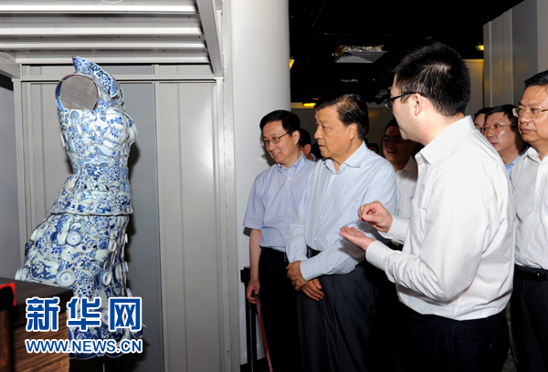 這是7月22日,劉云山在上海國(guó)家對(duì)外文化貿(mào)易基地調(diào)研。新華社記者 饒愛(ài)民 攝 這是7月22日,劉云山在上海國(guó)家對(duì)外文化貿(mào)易基地調(diào)研。新華社記者 饒愛(ài)民 攝