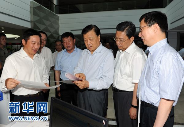 7月22日至23日,中共中央政治局常委、中央書(shū)記處書(shū)記劉云山在上海調(diào)研。這是7月22日,劉云山在中國(guó)(上海)自貿(mào)試驗(yàn)區(qū)外高橋綜合服務(wù)大廳調(diào)研。新華社記者 饒愛(ài)民 攝 7月22日至23日,中共中央政治局常委、中央書(shū)記處書(shū)記劉云山在上海調(diào)研。這是7月22日,劉云山在中國(guó)(上海)自貿(mào)試驗(yàn)區(qū)外高橋綜合服務(wù)大廳調(diào)研。新華社記者 饒愛(ài)民 攝