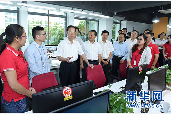 9月16日至18日,中共中央政治局常委、國(guó)務(wù)院副總理張高麗在廣西調(diào)研。這是9月17日,張高麗在南寧美麗傳說公司調(diào)研承接產(chǎn)業(yè)轉(zhuǎn)移和開展跨境電子商務(wù)情況。 新華社記者張鐸攝 9月16日至18日,中共中央政治局常委、國(guó)務(wù)院副總理張高麗在廣西調(diào)研。這是9月17日,張高麗在南寧美麗傳說公司調(diào)研承接產(chǎn)業(yè)轉(zhuǎn)移和開展跨境電子商務(wù)情況。 新華社記者張鐸攝