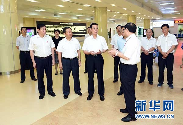 9月16日至18日,中共中央政治局常委、國(guó)務(wù)院副總理張高麗在廣西調(diào)研。這是9月17日,張高麗在南寧市公共資源交易中心對(duì)外服務(wù)大廳了解自治區(qū)簡(jiǎn)政放權(quán)有關(guān)工作。 新華社記者張鐸攝 9月16日至18日,中共中央政治局常委、國(guó)務(wù)院副總理張高麗在廣西調(diào)研。這是9月17日,張高麗在南寧市公共資源交易中心對(duì)外服務(wù)大廳了解自治區(qū)簡(jiǎn)政放權(quán)有關(guān)工作。 新華社記者張鐸攝