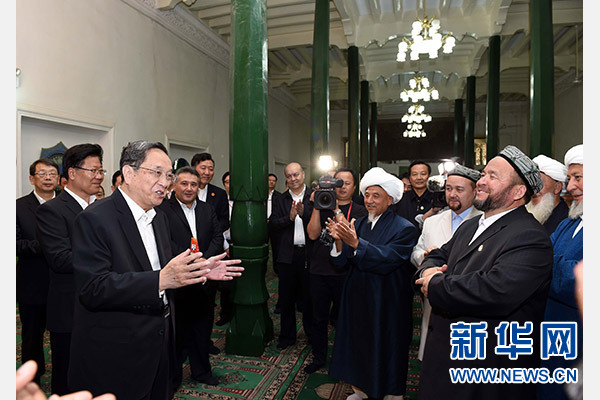 9月26日，中共中央政治局常委、全國政協主席、中央代表團團長俞正聲率中央代表團部分成員赴喀什看望各族干部群眾。這是俞正聲等來到喀什市艾提尕爾清真寺，與喀什地區宗教人士代表交流。新華社記者 饒愛民 攝  