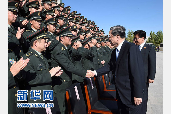 這是俞正聲等赴南疆軍區慰問，會見官兵代表。新華社記者 饒愛民 攝