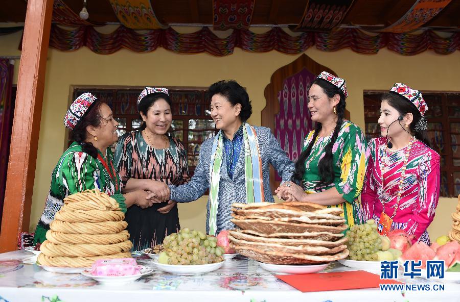 　9月26日，中共中央政治局委員、國務院副總理、中央代表團副團長劉延東率中央代表團分團到和田地區看望慰問各族干部群眾。這是劉延東在和田市吉亞鄉喀勒塔吐格曼村與維吾爾族群眾在一起。新華社記者張領攝