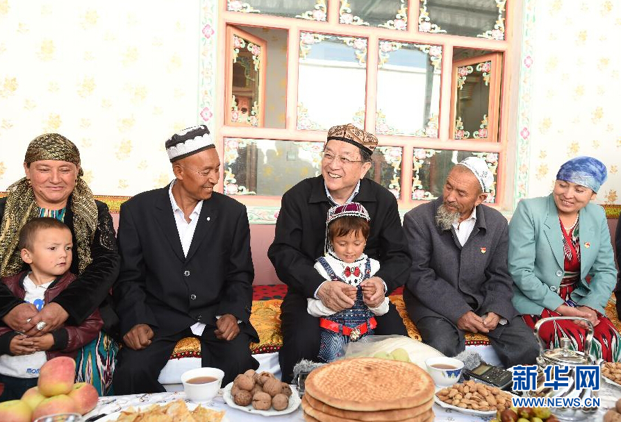 9月27日，中共中央政治局常委、全國(guó)政協(xié)主席、中央代表團(tuán)團(tuán)長(zhǎng)俞正聲率中央代表團(tuán)部分成員赴喀什地區(qū)莎車縣看望各族干部群眾。這是俞正聲在莎車縣艾力西湖鎮(zhèn)21村看望維吾爾族村民阿布來提·阿不力孜一家。新華社記者 高潔 攝