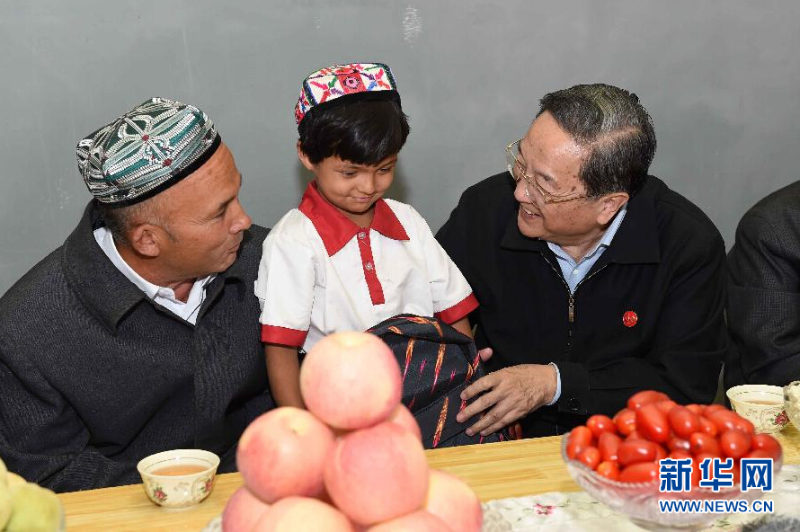 9月27日，中共中央政治局常委、全國(guó)政協(xié)主席、中央代表團(tuán)團(tuán)長(zhǎng)俞正聲率中央代表團(tuán)部分成員赴喀什地區(qū)莎車縣看望各族干部群眾。這是俞正聲到新疆生產(chǎn)建設(shè)兵團(tuán)第三師莎車農(nóng)場(chǎng)維吾爾族團(tuán)場(chǎng)職工家中看望，并向小朋友贈(zèng)送學(xué)習(xí)用品。新華社記者 饒愛民 攝