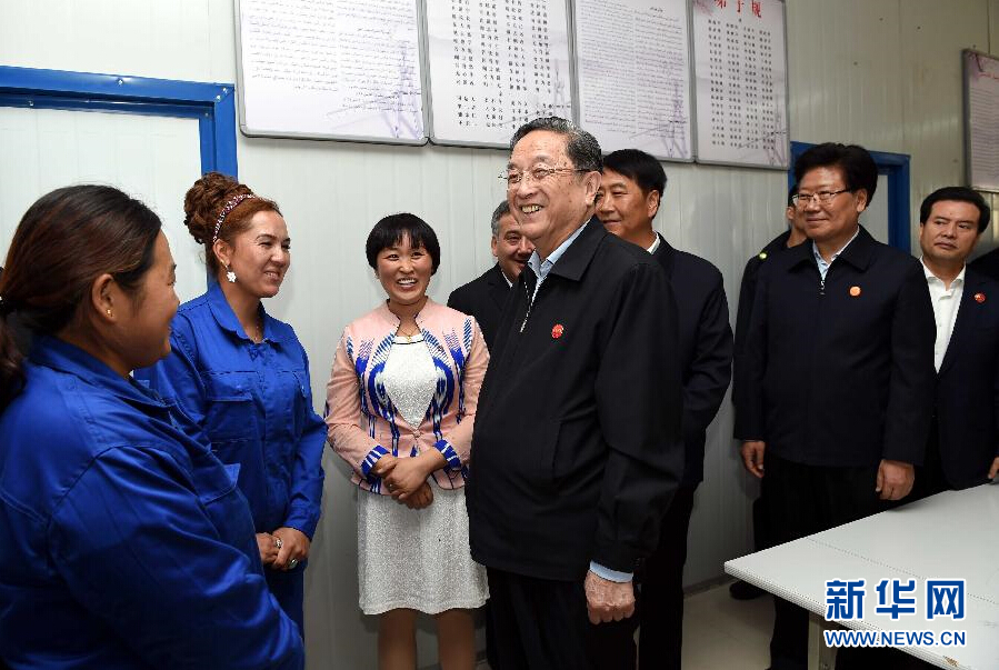 9月27日，中共中央政治局常委、全國(guó)政協(xié)主席、中央代表團(tuán)團(tuán)長(zhǎng)俞正聲率中央代表團(tuán)部分成員來到新疆英吉沙縣喀什中興手套有限公司考察。新華社記者 饒愛民 攝 