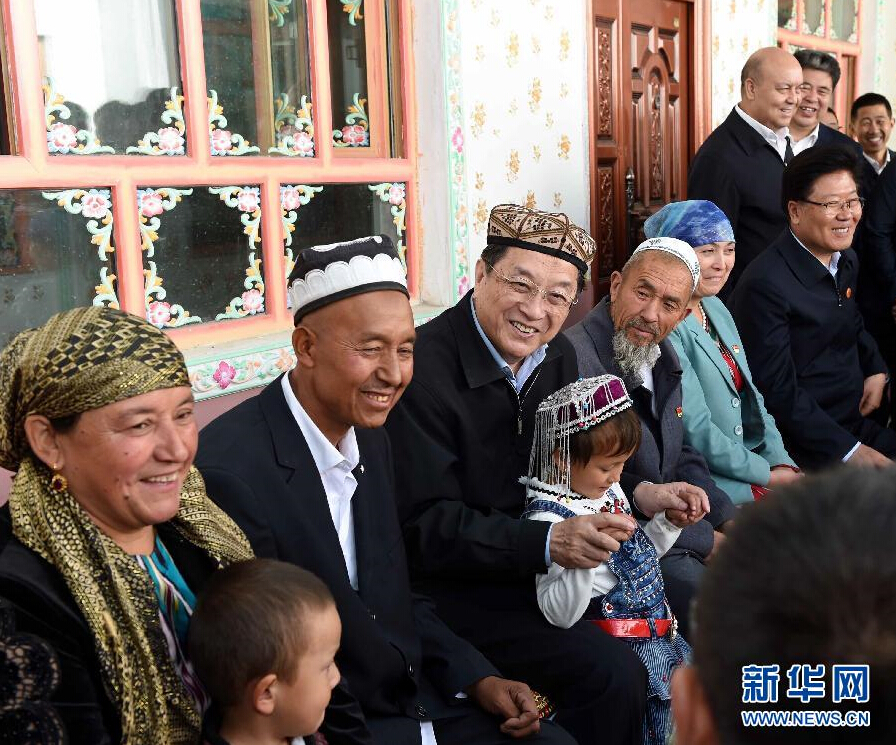 9月27日，中共中央政治局常委、全國(guó)政協(xié)主席、中央代表團(tuán)團(tuán)長(zhǎng)俞正聲率中央代表團(tuán)部分成員赴喀什地區(qū)莎車縣看望各族干部群眾。這是俞正聲在莎車縣艾力西湖鎮(zhèn)21村看望維吾爾族村民阿布來提·阿不力孜一家。新華社記者 饒愛民 攝