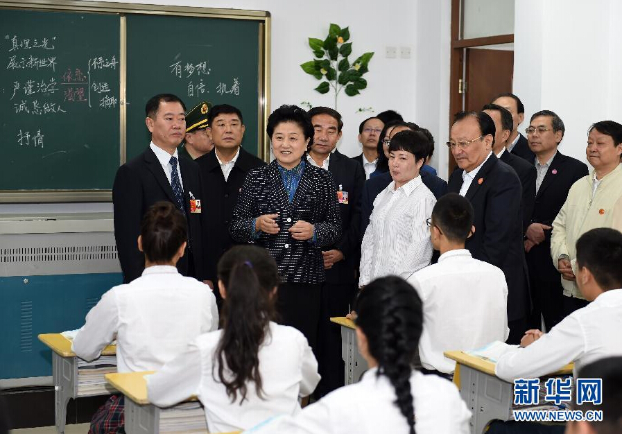 9月27日，中共中央政治局委員、國務(wù)院副總理、中央代表團副團長劉延?xùn)|率中央代表團分團，帶著黨中央、國務(wù)院的親切關(guān)懷和全國各族人民的深切情誼，來到和田地區(qū)、阿克蘇地區(qū)慰問各族干部群眾，并祝賀大家中秋節(jié)快樂。這是劉延?xùn)|視察對口援建的和田天津中學(xué)。新華社記者 張領(lǐng) 攝