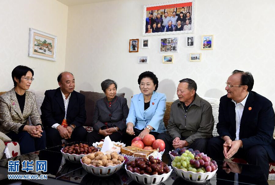 9月27日，中共中央政治局委員、國務(wù)院副總理、中央代表團副團長劉延?xùn)|率中央代表團分團，帶著黨中央、國務(wù)院的親切關(guān)懷和全國各族人民的深切情誼，來到和田地區(qū)、阿克蘇地區(qū)慰問各族干部群眾，并祝賀大家中秋節(jié)快樂。這是劉延?xùn)|來到新疆生產(chǎn)建設(shè)兵團第一師五團團場退休職工包春祥家中慰問。新華社記者 張領(lǐng) 攝