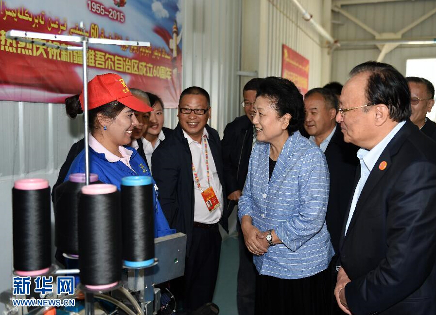 9月28日，中共中央政治局委員、國務院副總理、中央代表團副團長劉延東率中央代表團分團赴阿克蘇地區(qū)、伊犁哈薩克自治州慰問，與各族干部群眾共度節(jié)日、共享歡樂。這是劉延東在阿克蘇紡織工業(yè)城慰問棉紡工人。新華社記者張領攝