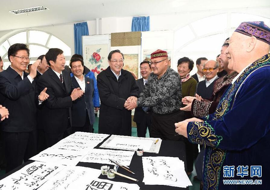 9月29日,中共中央政治局常委、全國政協(xié)主席、中央代表團(tuán)團(tuán)長俞正聲率中央代表團(tuán)部分成員赴阿勒泰地區(qū)看望各族干部群眾。這是俞正聲來到阿勒泰地區(qū)老年人活動(dòng)中心,觀看老同志書畫展,同老同志親切交談。新華社記者 高潔 攝 9月29日,中共中央政治局常委、全國政協(xié)主席、中央代表團(tuán)團(tuán)長俞正聲率中央代表團(tuán)部分成員赴阿勒泰地區(qū)看望各族干部群眾。這是俞正聲來到阿勒泰地區(qū)老年人活動(dòng)中心,觀看老同志書畫展,同老同志親切交談。新華社記者 高潔 攝