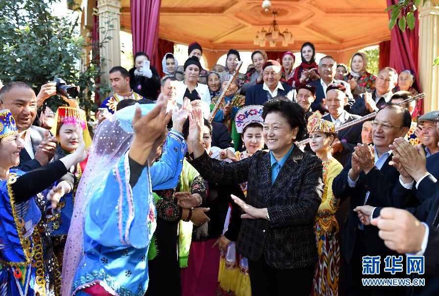 9月29日,中共中央政治局委員、國務(wù)院副總理、中央代表團(tuán)副團(tuán)長劉延?xùn)|率中央代表團(tuán)分團(tuán)在伊犁哈薩克自治州看望慰問各族干部群眾。這是劉延?xùn)|在伊寧市漢賓鄉(xiāng)發(fā)展村考察慰問時與表演維吾爾族傳統(tǒng)歌舞“麥西來甫”的村民們交流。新華社記者張領(lǐng)攝 9月29日,中共中央政治局委員、國務(wù)院副總理、中央代表團(tuán)副團(tuán)長劉延?xùn)|率中央代表團(tuán)分團(tuán)在伊犁哈薩克自治州看望慰問各族干部群眾。這是劉延?xùn)|在伊寧市漢賓鄉(xiāng)發(fā)展村考察慰問時與表演維吾爾族傳統(tǒng)歌舞“麥西來甫”的村民們交流。新華社記者張領(lǐng)攝