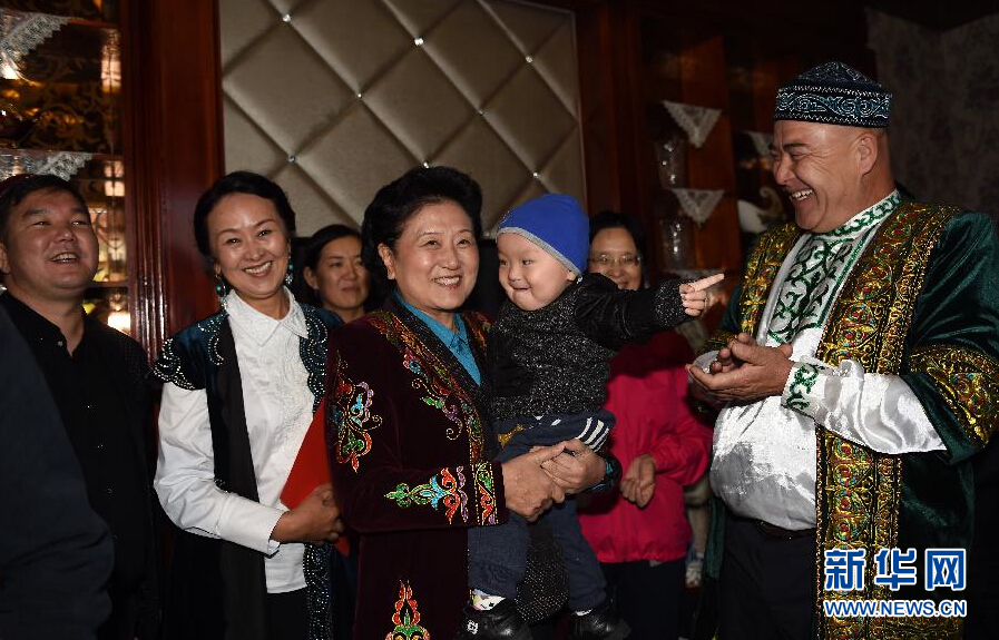 9月29日,中共中央政治局委員、國務(wù)院副總理、中央代表團(tuán)副團(tuán)長劉延?xùn)|率中央代表團(tuán)分團(tuán)在伊犁哈薩克自治州看望慰問各族干部群眾。這是劉延?xùn)|在伊寧市漢賓鄉(xiāng)發(fā)展村走訪慰問哈薩克族村民。新華社記者張領(lǐng)攝 9月29日,中共中央政治局委員、國務(wù)院副總理、中央代表團(tuán)副團(tuán)長劉延?xùn)|率中央代表團(tuán)分團(tuán)在伊犁哈薩克自治州看望慰問各族干部群眾。這是劉延?xùn)|在伊寧市漢賓鄉(xiāng)發(fā)展村走訪慰問哈薩克族村民。新華社記者張領(lǐng)攝