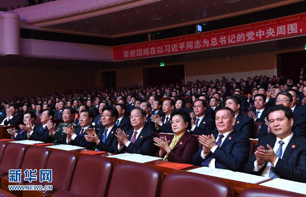     9月30日，慶祝新疆維吾爾自治區(qū)成立60周年文藝晚會《新疆禮贊》在新疆人民會堂精彩呈現(xiàn)。中共中央政治局常委、全國政協(xié)主席、中央代表團團長俞正聲，與2000余名各族群眾代表一起觀看演出。新華社記者 饒愛民 攝