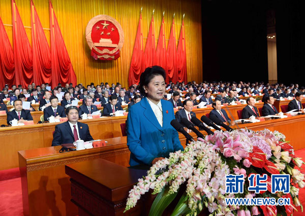 10月1日，慶祝中華人民共和國成立66周年暨新疆維吾爾自治區成立60周年大會在新疆人民會堂隆重舉行。這是中共中央政治局委員、國務院副總理、中央代表團副團長劉延東宣讀中共中央、全國人大常委會、國務院、全國政協、中央軍委關于慶祝新疆維吾爾自治區成立60周年的賀電。新華社記者 饒愛民 攝 