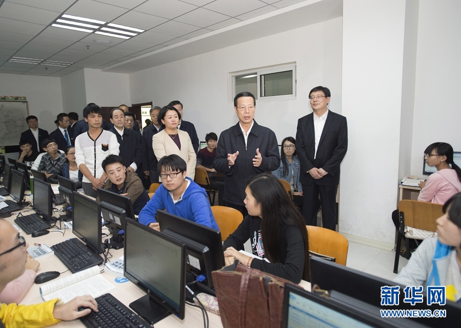10月22日至23日，中共中央政治局常委、國務(wù)院副總理張高麗在山東調(diào)研扶貧工作情況。這是10月22日，張高麗在濟(jì)寧市惠普軟件人才實(shí)訓(xùn)基地調(diào)研教育培訓(xùn)脫貧有關(guān)情況。 新華社記者 王曄 攝