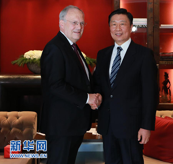 1月21日，中國國家副主席李源潮（右）在瑞士達(dá)沃斯會見瑞士聯(lián)邦主席施奈德－阿曼。 新華社記者羅歡歡攝