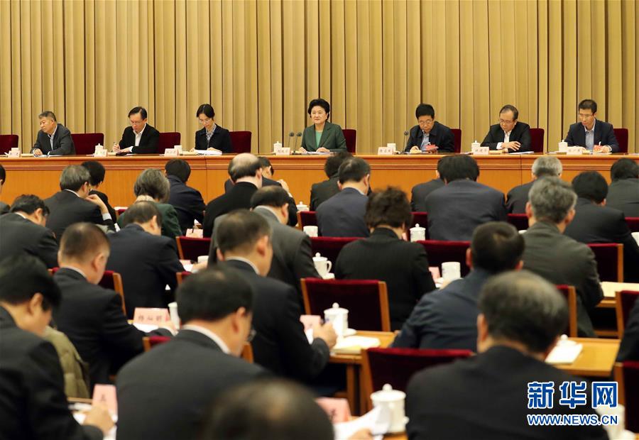 12月9日,中共中央政治局委員、國務院副總理劉延東在北京出席教育部直屬高校工作咨詢委員會第26次全體會議并講話。 新華社記者劉衛兵攝 12月9日,中共中央政治局委員、國務院副總理劉延東在北京出席教育部直屬高校工作咨詢委員會第26次全體會議并講話。 新華社記者劉衛兵攝