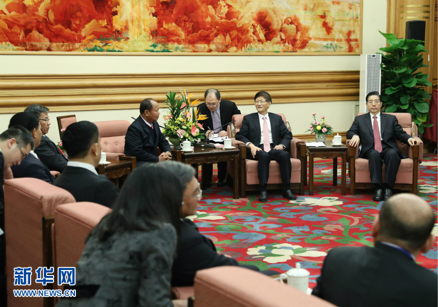 12月27日，中共中央政治局委員、中央政法委書記孟建柱在北京集體會(huì)見出席湄公河流域執(zhí)法安全合作機(jī)制成立五周年部長(zhǎng)級(jí)會(huì)議的各國(guó)代表團(tuán)團(tuán)長(zhǎng)。新華社記者 王曄 攝 