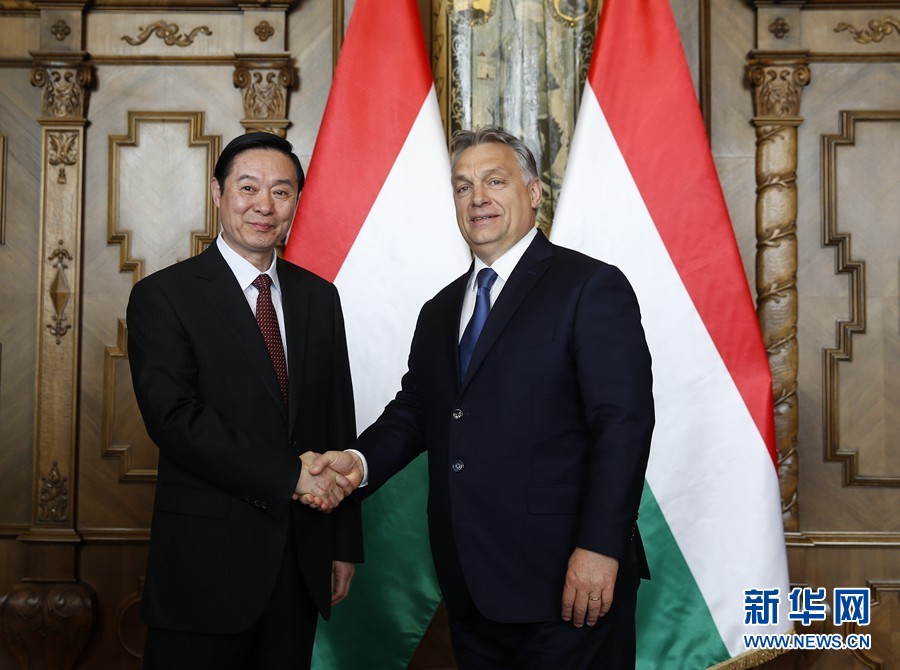 4月24日,在匈牙利首都布達佩斯,匈牙利總理、青民盟主席歐爾班(右)會見中共中央政治局委員、中央書記處書記、中宣部部長劉奇葆。新華社記者葉平凡攝 4月24日,在匈牙利首都布達佩斯,匈牙利總理、青民盟主席歐爾班(右)會見中共中央政治局委員、中央書記處書記、中宣部部長劉奇葆。新華社記者葉平凡攝