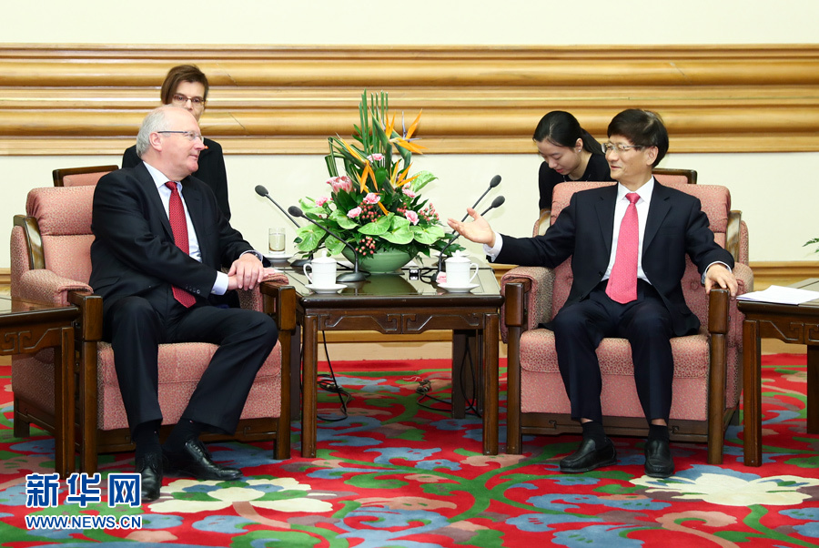 6月15日,中共中央政治局委員、中央政法委書記孟建柱在北京會見德國聯邦總理府情報國務秘書弗里徹。 新華社記者 謝環馳 攝 6月15日,中共中央政治局委員、中央政法委書記孟建柱在北京會見德國聯邦總理府情報國務秘書弗里徹。 新華社記者 謝環馳 攝